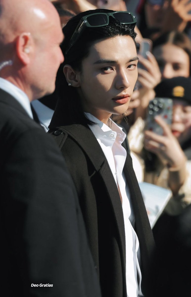 pieceofcake2003's tweet photo. DIOR BOY HYUNJIN 
#HYUNJIN_PFW26 https://t.co/m69QTHHxs8