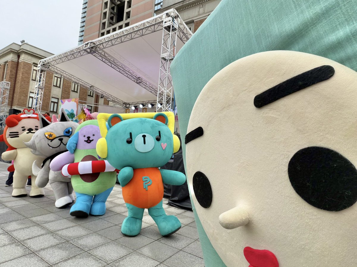 mamenitounyu's tweet photo. タイのキャラクターたちと再会してお写真撮れたよぉー！！
人気すぎてなかなか近づけなかったけど、みんな可愛い😊
豆乳さんもいつかタイに行くからねー！！
こっぷんかぁー♪♪♪ https://t.co/R5ShSInPst