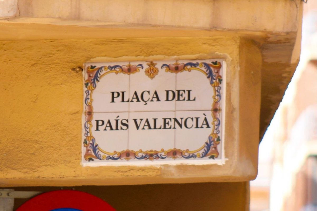 EndavantPB's tweet photo. @Endavant_OSAN RESTITUÏM EL NOM DE LA PLAÇA DEL PAÍS VALENCIÀ A CASTELLÓ DE LA PLANA q el govern del PPVox va eliminar el passat febrer.
Aqsta acció és a un acte de reparació del q va ser una agressió del govern municipal d’extrema dreta amb l’objectiu d’esborrar la identitat + https://t.co/vR0cnLP9Hk