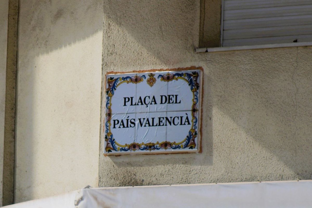 EndavantPB's tweet photo. @Endavant_OSAN RESTITUÏM EL NOM DE LA PLAÇA DEL PAÍS VALENCIÀ A CASTELLÓ DE LA PLANA q el govern del PPVox va eliminar el passat febrer.
Aqsta acció és a un acte de reparació del q va ser una agressió del govern municipal d’extrema dreta amb l’objectiu d’esborrar la identitat + https://t.co/vR0cnLP9Hk