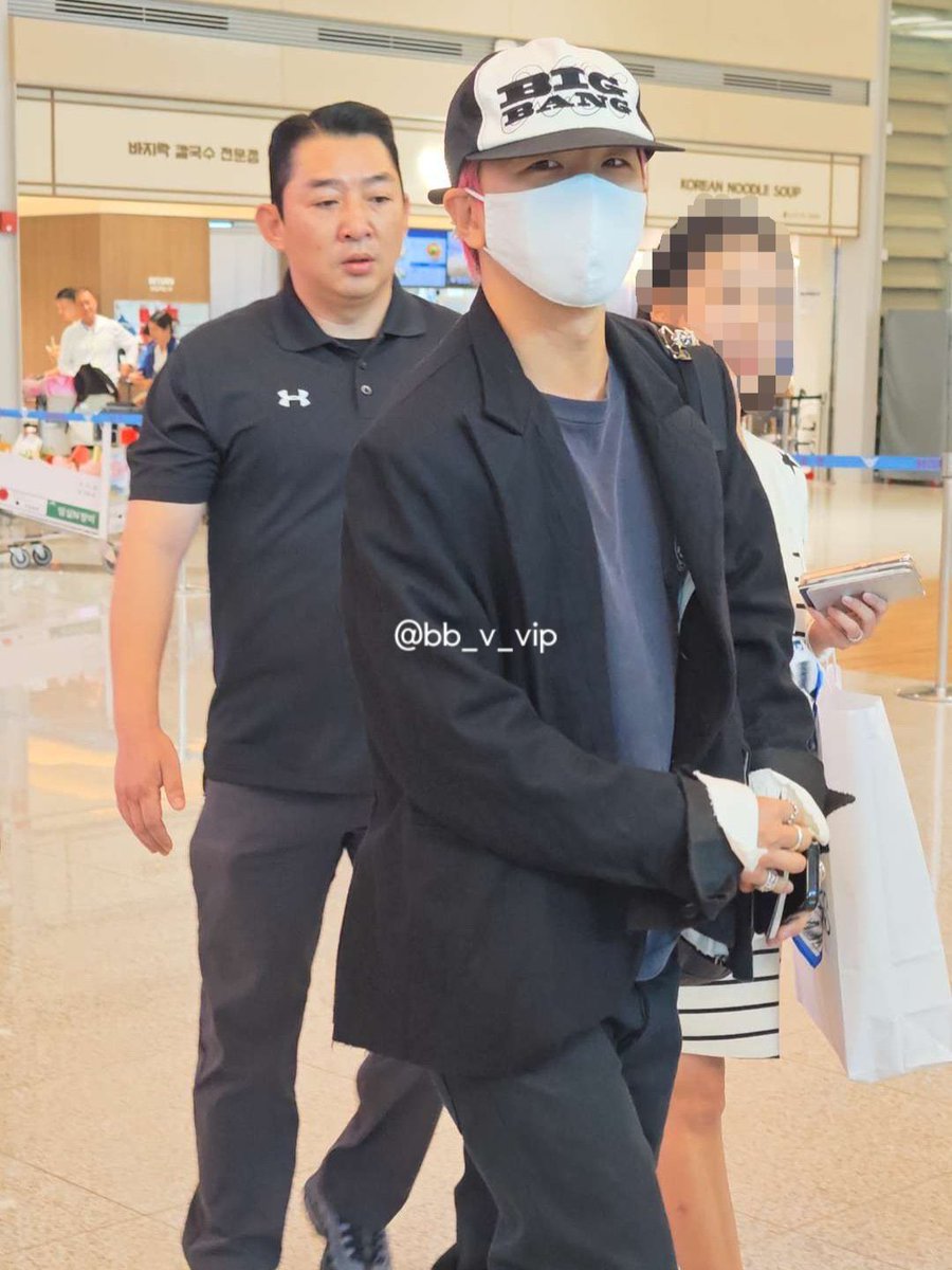 yumbaefiles's tweet photo. Taeyang has already arrived back in South Korea, at Incheon International Airport, after his time in Europe for BIGBANG’s world tour 🥹💛

After London and all the beautiful moments he shared with European VIPs, he’s finally back home! ☀️

cr : @bb_v_vip https://t.co/3qSyCJ7wZQ