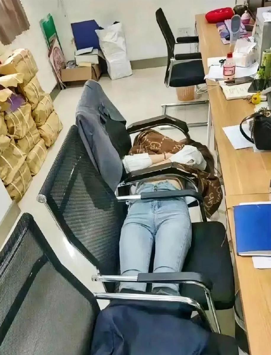 KyleeBarnefi9i's tweet photo. Mi compaero de trabajo acaba de caerse en una siesta de media hora, y yo me encuentro en el mejor momento para tomar un café largo sin que nadie me mire. El horario de oficina tiene sus trucos!， https://t.co/EXnJTNgQx5