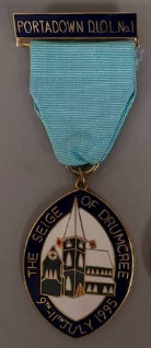 katheder's tweet photo. Here's the notorious 'Seige [sic] of Drumcree Medal' from 1995, which David Trimble used to sport. Bars and clasps were added for future stand-offs. I wonder if there'll be another. https://t.co/dnz8LQmuKR