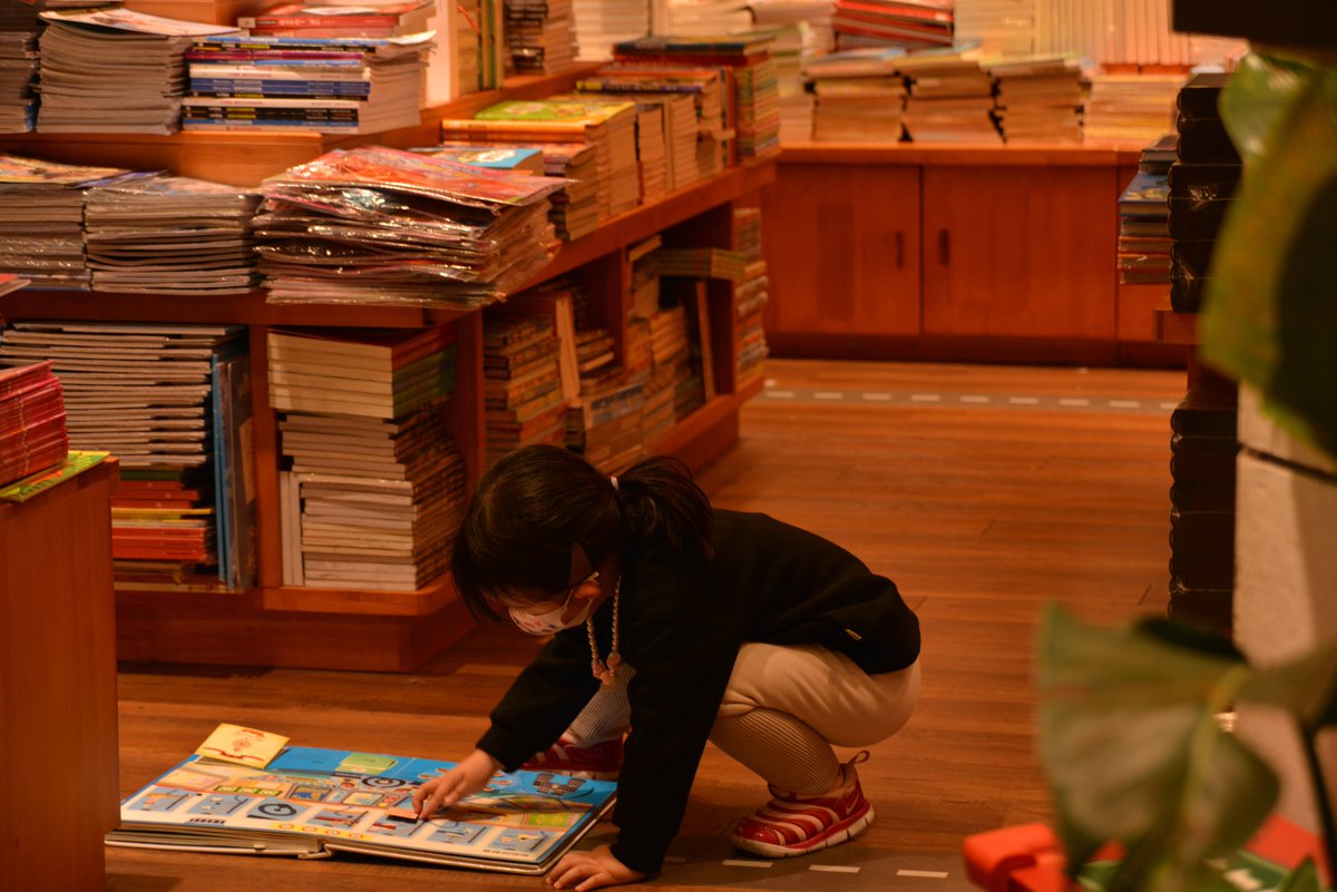 VincenzoMaouvx's tweet photo. Cuando ordenes tus viejos libros, prendas o decoración, revives recuerdos y das espacio a cosas nuevas. #OrdenDeCasa #OldThings， https://t.co/6O9HPmOTep