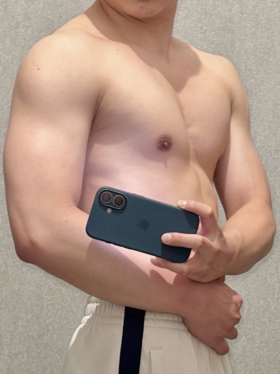 Ton0xp0's tweet photo. この体勢キツいけど盛れる気がする💪 https://t.co/VHTtHQKw8j