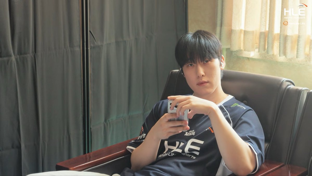 gumavarus's tweet photo. he just looks like that? on a daily basis? fuck hle man https://t.co/CQ1e46Y3yI
