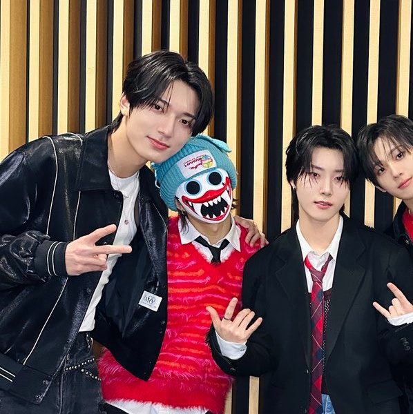 bbangjunii's tweet photo. 하츠웨이브 단체사진 찍으면 무조건 어깨동무 함
동무웨이브 https://t.co/R2RLxZtZGP