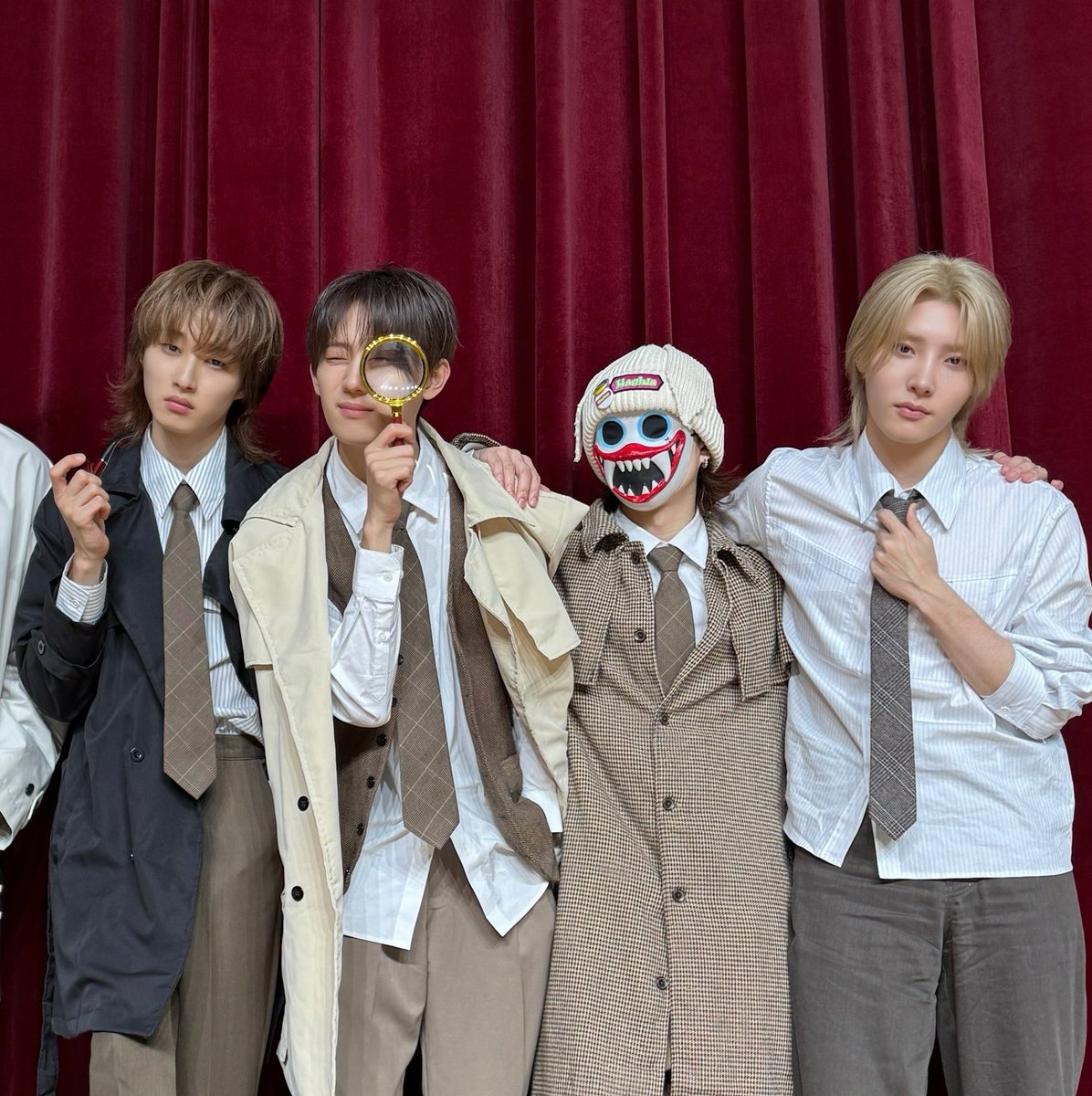 bbangjunii's tweet photo. 하츠웨이브 단체사진 찍으면 무조건 어깨동무 함
동무웨이브 https://t.co/R2RLxZtZGP