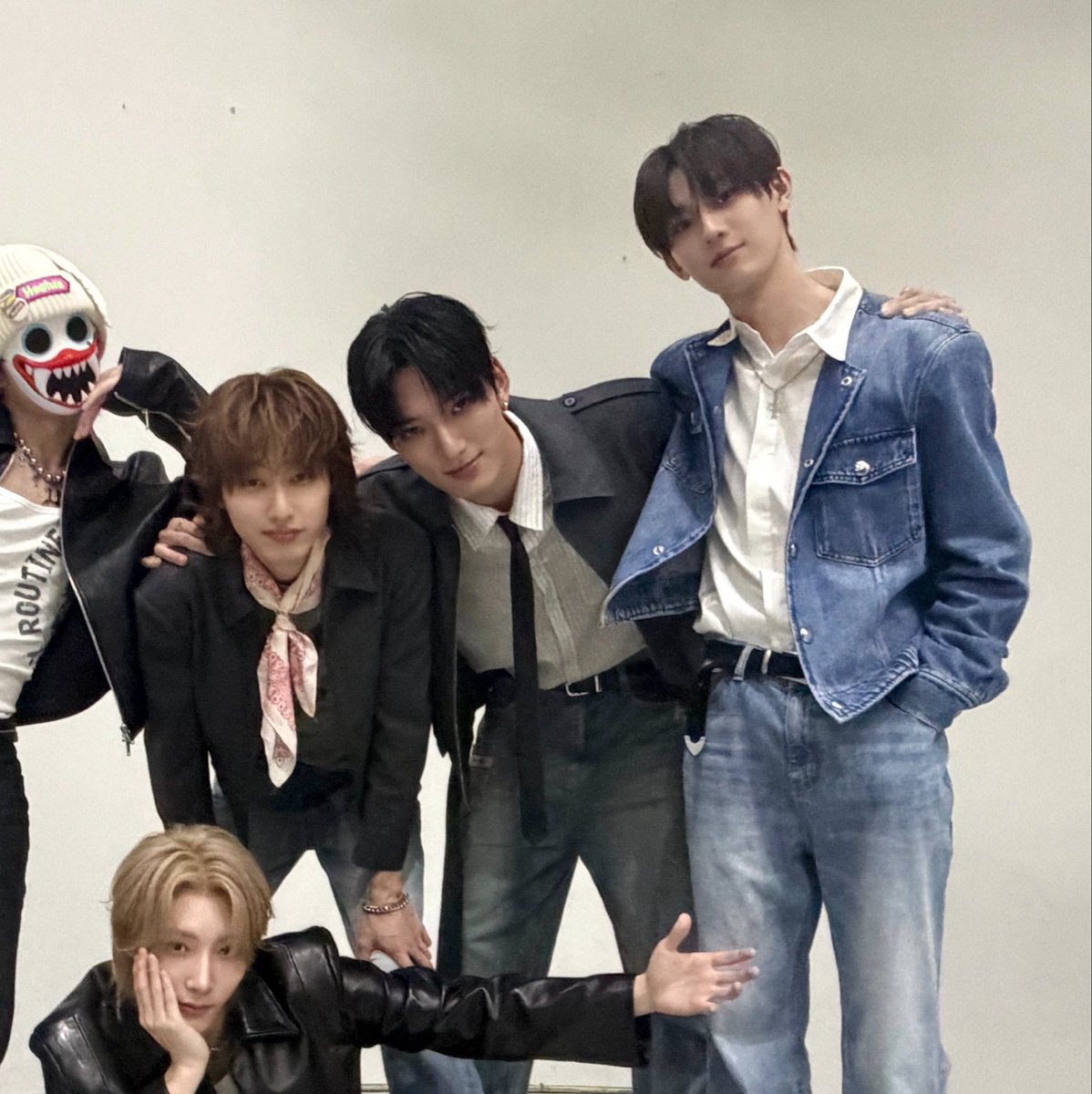 bbangjunii's tweet photo. 하츠웨이브 단체사진 찍으면 무조건 어깨동무 함
동무웨이브 https://t.co/R2RLxZtZGP