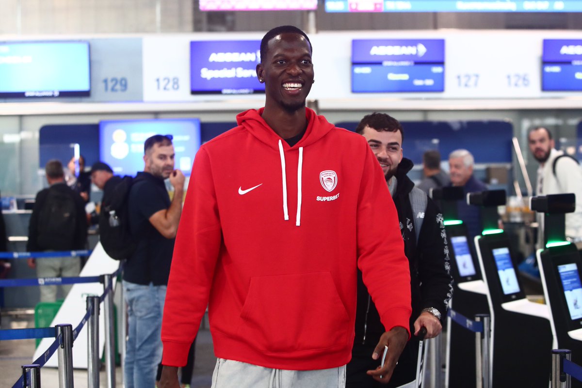 Olympiacos_BC's tweet photo. 🏆 A trophy last night, a flight this morning. In Piraeus, we’ve got a schedule to keep. 

✈️ Off to Kaunas!

📸 More photos ➡️ https://t.co/6UBAnuDkes

#OlympiacosBC #WeAreOlympiacos #TogetherWeFight https://t.co/u5Dhdh6MMG