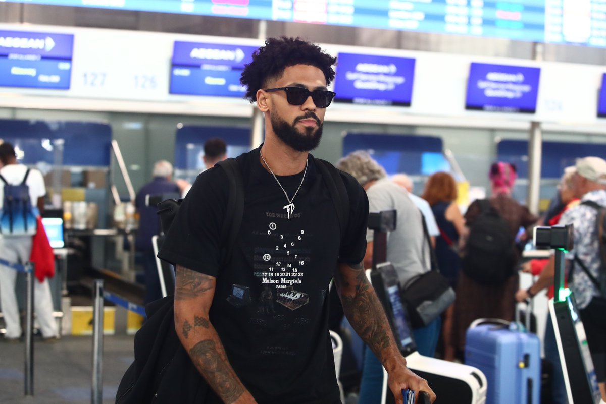 Olympiacos_BC's tweet photo. 🏆 A trophy last night, a flight this morning. In Piraeus, we’ve got a schedule to keep. 

✈️ Off to Kaunas!

📸 More photos ➡️ https://t.co/6UBAnuDkes

#OlympiacosBC #WeAreOlympiacos #TogetherWeFight https://t.co/u5Dhdh6MMG