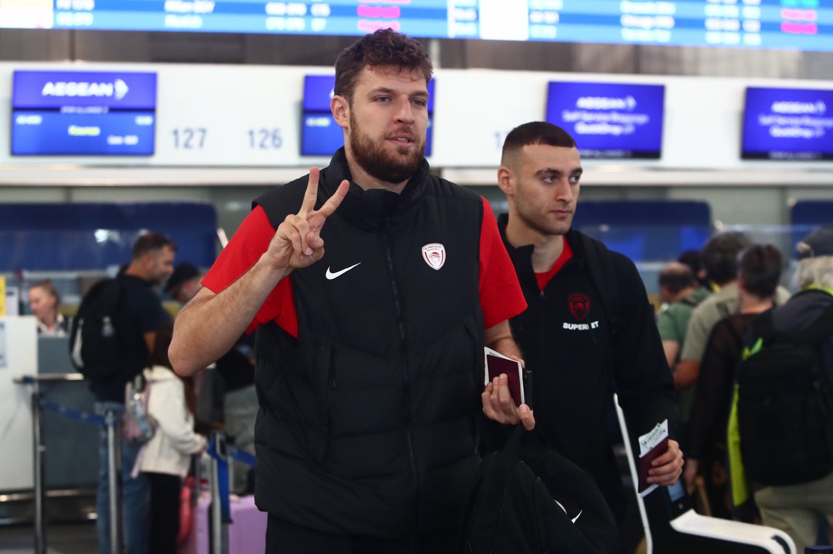 Olympiacos_BC's tweet photo. 🏆 A trophy last night, a flight this morning. In Piraeus, we’ve got a schedule to keep. 

✈️ Off to Kaunas!

📸 More photos ➡️ https://t.co/6UBAnuDkes

#OlympiacosBC #WeAreOlympiacos #TogetherWeFight https://t.co/u5Dhdh6MMG