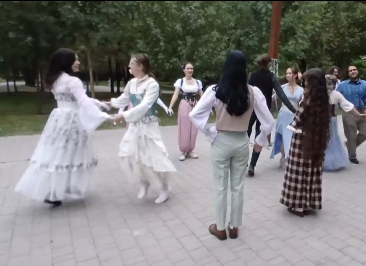 mist_cru's tweet photo. пока на open air шёл по лонгвею вниз, три разных мадам в рандомных отрезках какого-то танца сказали: «вау, вот это волосы...»
оставляю за собой право выебнуться видом сзади. https://t.co/9R0z9qvteT