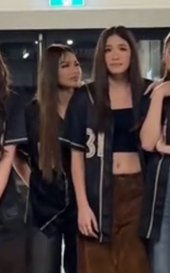 colaiahgallery's tweet photo. cute talaga ng height difference ng colaiah 😭🤏🏻 https://t.co/dhW02GmpjL