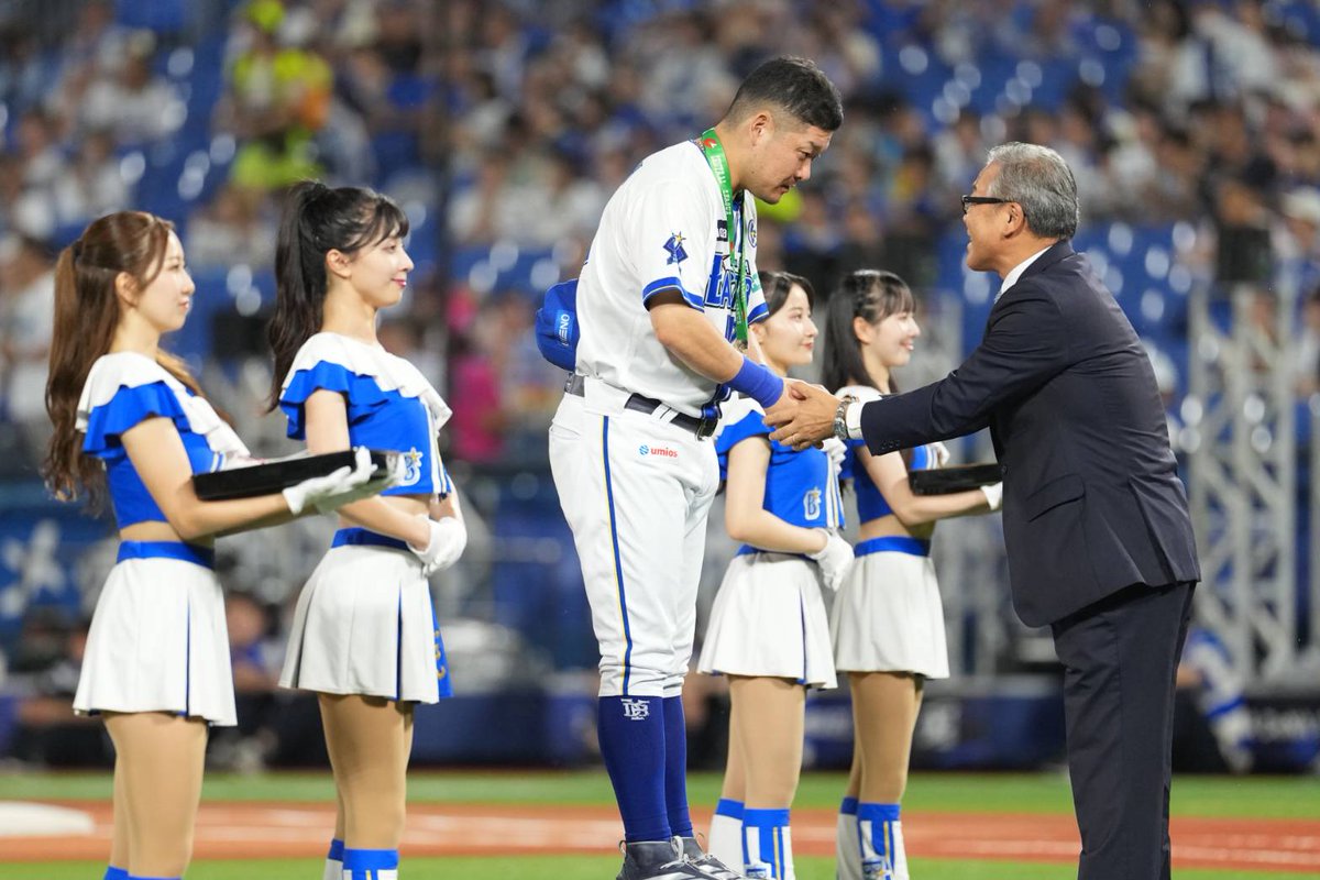 bay_fullcount's tweet photo. 【#DeNA - #広島】

試合前に #筒香嘉智 選手のNPB通算250本塁打表彰が行われました🏆️

ベンチに戻ると、アピールする #度会隆輝 選手をスルーして、上目遣いで見つめる #石田裕太郎 投手へ🎖️

裕太郎投手、“推し”からメダルをもらってうれしそうです🤭

#baystars https://t.co/scoxHJZ2Tw
