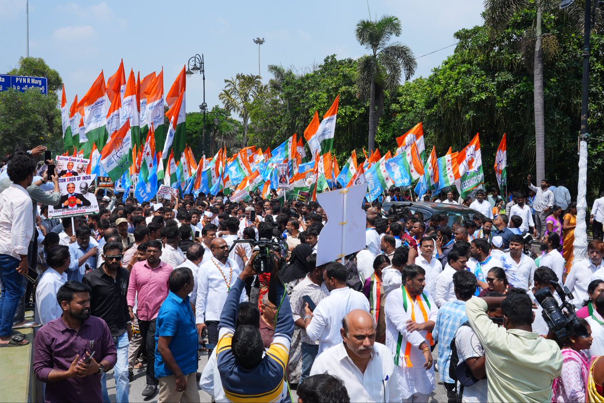 OffDSB's tweet photo. భారత ఎన్నికల సంఘం స్వతంత్రత, విశ్వసనీయత, సంస్థాగత సమగ్రతను పరిరక్షించాలనే డిమాండ్‌తో... భారత ప్రధాన ఎన్నికల కమిషనర్ జ్ఞానేష్ కుమార్ రాజీనామా చేయాలని కోరుతూ తెలంగాణ ప్రదేశ్ కాంగ్రెస్ కమిటీ ఆధ్వర్యంలో ఈ���ోజు నెక్లెస్ రోడ్‌లోని ఇందిరా గాంధీ విగ్రహం వద్ద నుంచి తెలంగాణ ముఖ్య ఎన్నికల అధికారి కార్యాల��ం వరకు నిర్వహించిన నిరసన ర్యాలీలో పాల్గొన్నాను. ఈ కార్యక్రమంలో టీపీసీసీ అధ్యక్షులు బొమ్మ మహేష్ కుమార్ గౌడ్ గారు, డిప్యూటీ సీఎం మల్లు భట్టి విక్రమార్క గారు, మంత్రులు పొన్నం ప్రభాకర్ గారు, మహమ్మద్ అజహరుద్దీన్ గారు, వివేక్ వెంకటస్వామి గారు, ఎంపీలు అనిల్ యాదవ్ గారు, చామల కిరణ్ కుమార్ రెడ్డి గారు తదితరులు పాల్గొన్నారు.

@UttamINC @Bhatti_Mallu @bharatjodo @Ponnam_INC 

#electioncommission #rally