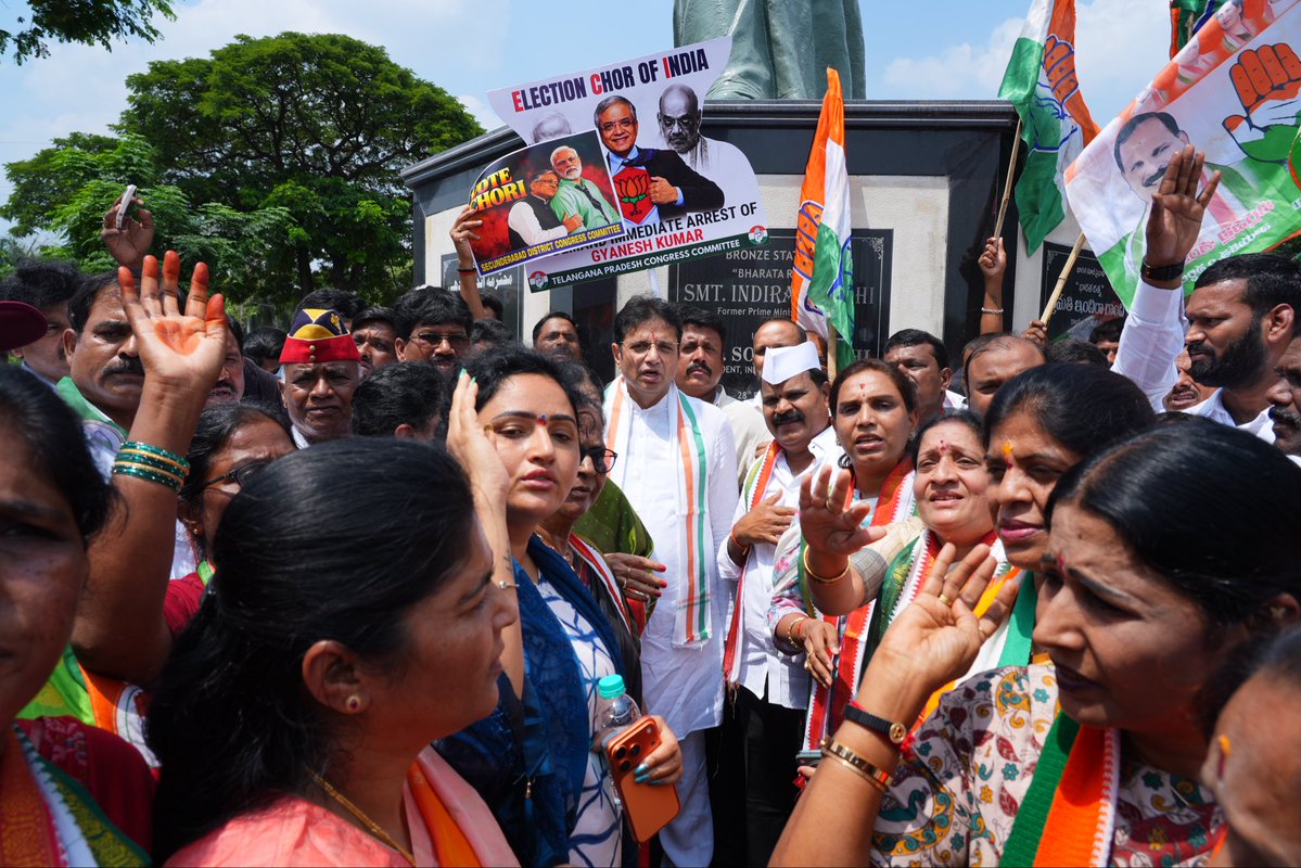 OffDSB's tweet photo. భారత ఎన్నికల సంఘం స్వతంత్రత, విశ్వసనీయత, సంస్థాగత సమగ్రతను పరిరక్షించాలనే డిమాండ్‌తో... భారత ప్రధాన ఎన్నికల కమిషనర్ జ్ఞానేష్ కుమార్ రాజీనామా చేయాలని కోరుతూ తెలంగాణ ప్రదేశ్ కాంగ్రెస్ కమిటీ ఆధ్వర్యంలో ఈ���ోజు నెక్లెస్ రోడ్‌లోని ఇందిరా గాంధీ విగ్రహం వద్ద నుంచి తెలంగాణ ముఖ్య ఎన్నికల అధికారి కార్యాల��ం వరకు నిర్వహించిన నిరసన ర్యాలీలో పాల్గొన్నాను. ఈ కార్యక్రమంలో టీపీసీసీ అధ్యక్షులు బొమ్మ మహేష్ కుమార్ గౌడ్ గారు, డిప్యూటీ సీఎం మల్లు భట్టి విక్రమార్క గారు, మంత్రులు పొన్నం ప్రభాకర్ గారు, మహమ్మద్ అజహరుద్దీన్ గారు, వివేక్ వెంకటస్వామి గారు, ఎంపీలు అనిల్ యాదవ్ గారు, చామల కిరణ్ కుమార్ రెడ్డి గారు తదితరులు పాల్గొన్నారు.

@UttamINC @Bhatti_Mallu @bharatjodo @Ponnam_INC 

#electioncommission #rally
