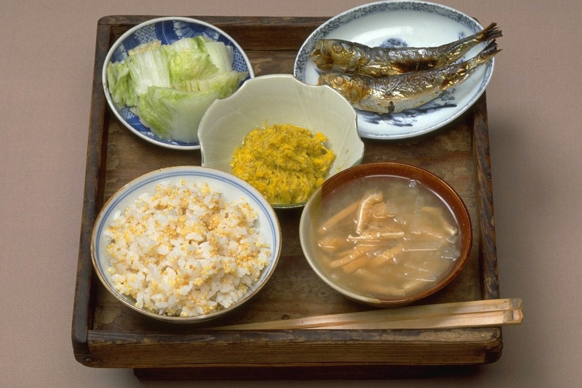 imgnbkpro's tweet photo. 秋の朝食
白菜漬、目刺し、菊の花の酢のもの、あわ飯、大根と油揚げのおつけ
『聞き書　宮城の食事』北上丘陵の食より
https://t.co/tAOEvWjmyp https://t.co/qfhTlCUMVS