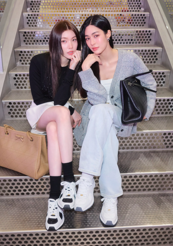 AboutMusicYT's tweet photo. LingOrm looks stunning on their way to Paris for the Dior Fashion Show. https://t.co/mPob1FR1so