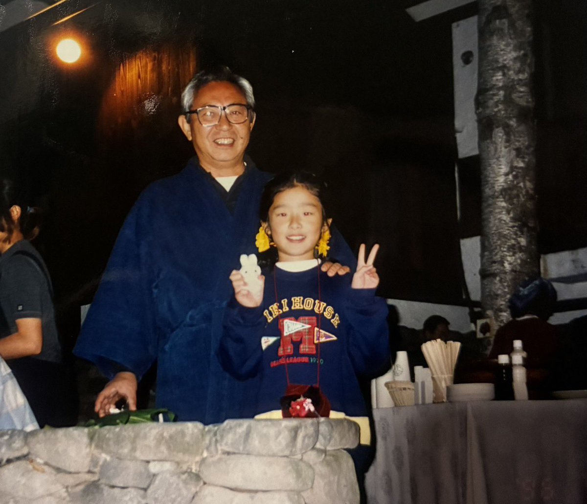 MayuliG_G6's tweet photo. 倉本聰先生。

私が富良野の実家にいた頃、初めて【芝居】に触れさせて頂いた恩人です。

先生が木の枝に刺して焼いたマシュマロを『それは寄生虫がいるかもしれないです！』と制した私を、大人達全員が焦って止めようとする中、

先生だけが大笑いしていた。
あの目を鮮明に思い出しました。

私が夢を叶え切った日、この訃報を聴く事になるのですね。。。

先生、また来世でね。
来世では先生の作品の一部になれるよう、精一杯、芝居に賭けて生きてゆきます。

ありがとうございました。