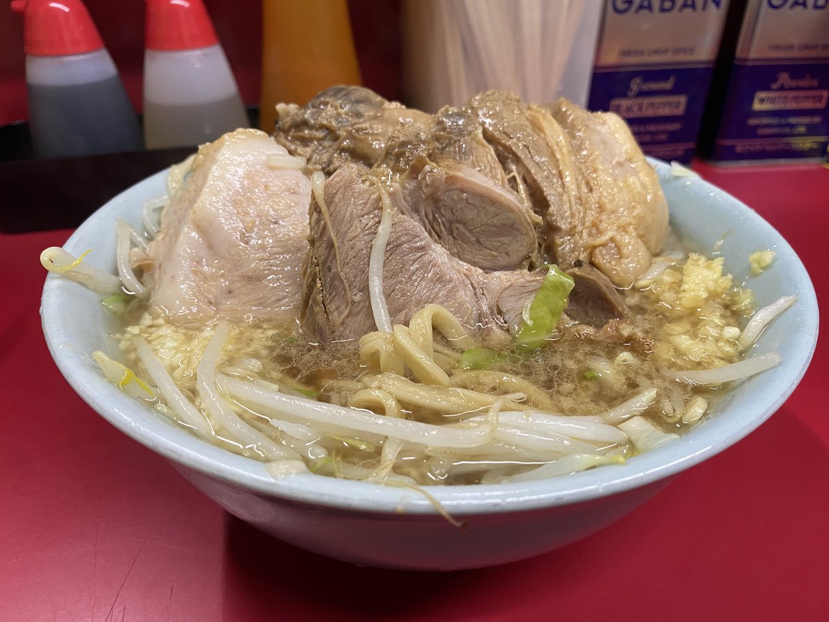 IKB_CREW's tweet photo. ラーメン二郎中山駅前店
DATA
小ラーメン豚5枚 麺スクナメカタメ
ニンニクスコシ/ショウガ

豚リフトアップして写真を撮りました。
全てがうま過ぎる。 https://t.co/xAn6dUpD0P