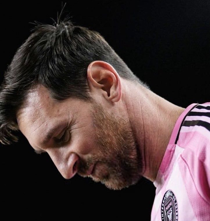Tobs_fc's tweet photo. 🚨 DO YOU KNOW: If Messi scores 5 goals each in his next 13 games, he will hit 1000 goals before Ronaldo. 

If only he can play false 9 one more time. 😭 https://t.co/GiJ0qJB1YS