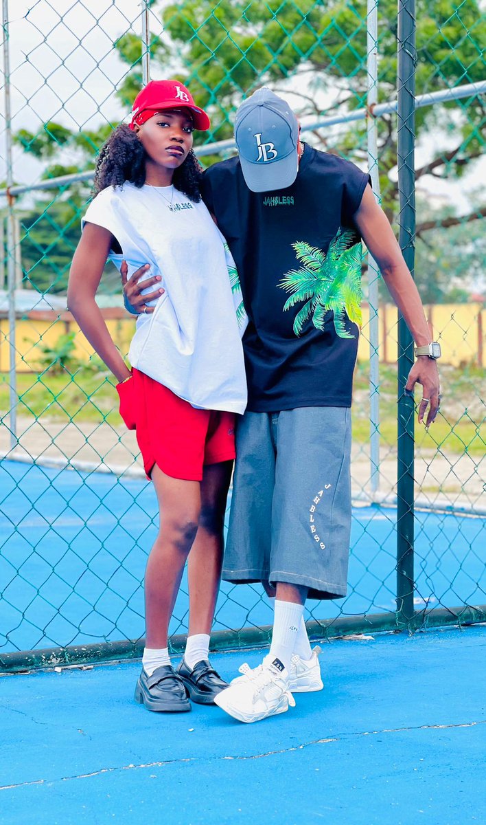 jahblessafrolux's tweet photo. Armless! https://t.co/a98fD19gei