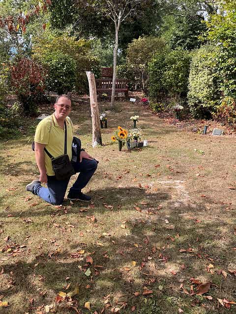 Millwall_MCT's tweet photo. 👊 #Millwall fans trio honours Dr. William Murray-Leslie and visits his final resting place on the 75th anniversary since his passing.

👉 Read more: https://t.co/Zdc5GOjVlj

#1Club1Community #WiggettGroup https://t.co/0PYxsExiWa