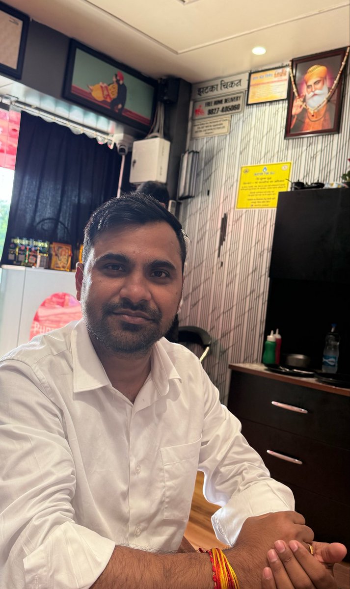 DivyenduRai's tweet photo. राय साहब को रायपुर में एक ऐसी भी दुकान मिल गई जिसने लिख रहा है “झटका चिकन”

@girirajsinghbjp @SantoshRanjan_ https://t.co/3bSe1viAcZ