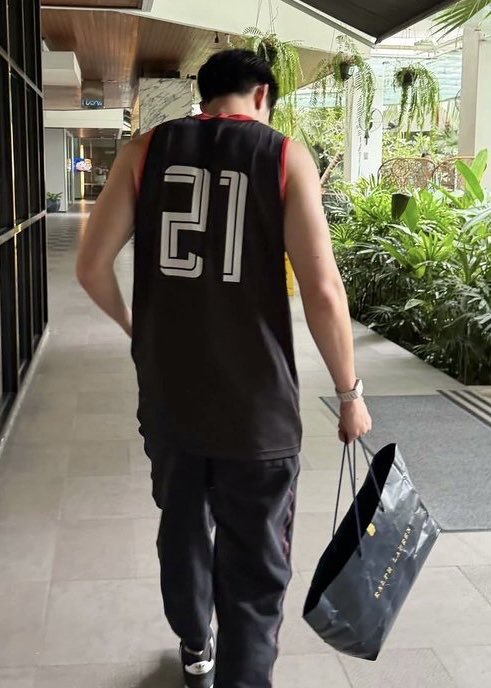 Anntarbahh's tweet photo. เอ็นดูเด็กเล็กถือถุง Ralph Lauren ใส่กางเกงไปฟิตเนส ระวังฝนตกนะเดี๋ยวถุงขาด

#Meennicha8 https://t.co/0IKp5Fdahl