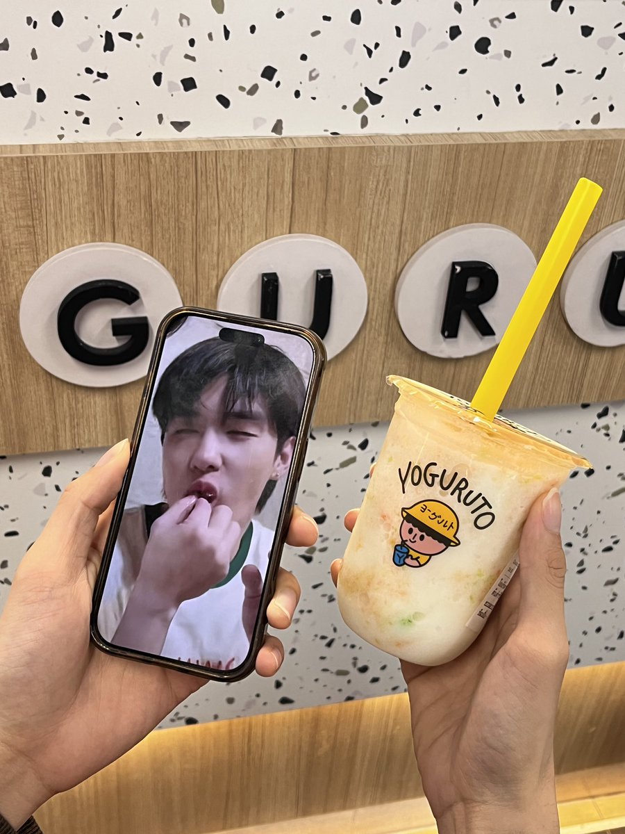 HiTouch156's tweet photo. 🦔 : ฉันลุยน้ำไปเพื่อแกเลยนะ ไปอวดรูปนะเว่ย แกรักชั้นด้วยนะ 
🧔🏻‍♂️ : ทีหลังอะไม่ต้องก็ได้
🦔 : ก็มันโปรมัมหมี ชั้นก็ต้องเป็นมัมหมีดิ ชั้นอยากกิน
🧔🏻‍♂️ : ทีหลังพี่โอนตังค์ให้ “หนู”อยากกิน น้องอยากกินกี่แก้ว บอกพี่มา ไม่ต้องโชว์รูปก็ได้ หรือเอารูปอื่นก็ได้ 
🦔 : รูปนั้นน่ารักอะ เคี้ยวตุ้ย 
🧔🏻‍♂️ : ลดราคาเท่าไรนะ
🦔 : ลดสิบบาท
🧔🏻‍♂️ : สิบบาท!! พี่โอนให้ จริง!! ไม่งั้นก็เอาบัตรเครดิตพี่ไปใช้เล้ยย

อึ้งที่พี่ตี๋เรียกน้องว่า “หนู” หรืออึ้งที่ให้น้องเอาบัตรเครดิตไปใช้ดี ป๋ามากพี่ตี๋ 👍🏻😁

#TeeBoonyakait #Hengmarkii 
#TeeHeng