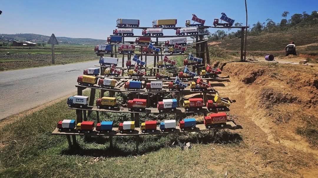 Sokooo442's tweet photo. 🌱 Sur les routes de Madagascar, on trouve parfois des trésors là où on ne les attend pas 🌿

🪵 Un peu de bois, quelques couleurs 🎨 et beaucoup d'imaginations 🔥

👉 Ce sera quand votre prochaine aventure avec nous pour découvrir ce "savoir-faire" Malagasy? 😉 https://t.co/7RADqQzcgN