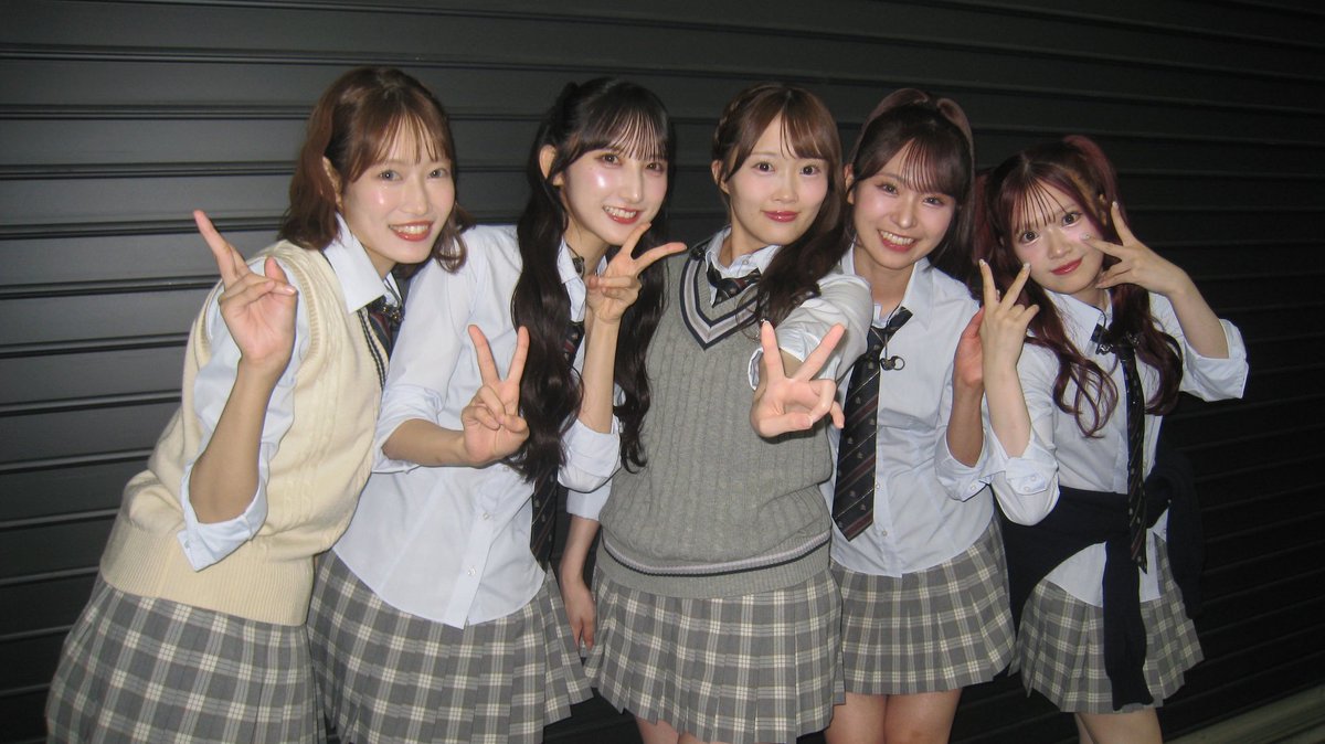 kurooosu_48_16's tweet photo. AKB48 × デジカメ📸 = 青春 https://t.co/glD6WgOWDr
