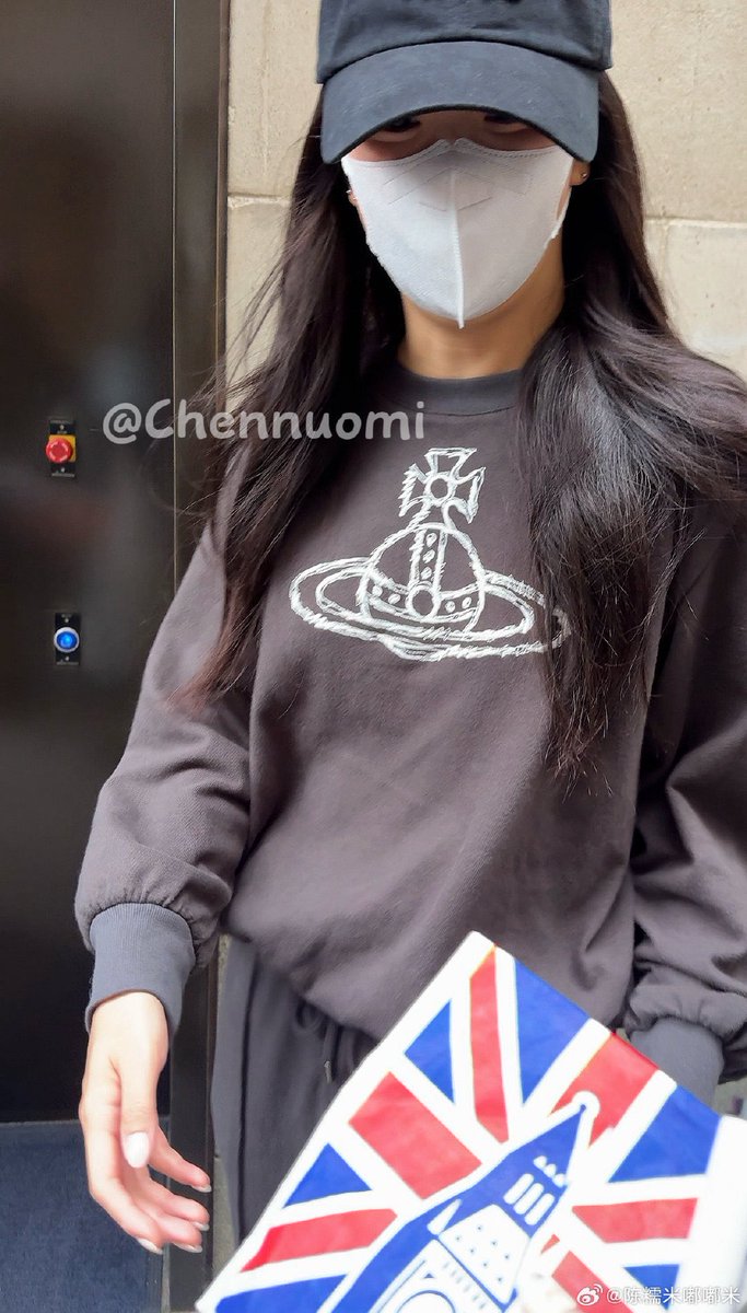 pawangdalgom's tweet photo. Jisoo in London 🩶🥹 MY SHAYLAAAAAA I MISS YOU SO MUCH JISOO 😭❤️ https://t.co/VPE15Ti1IB