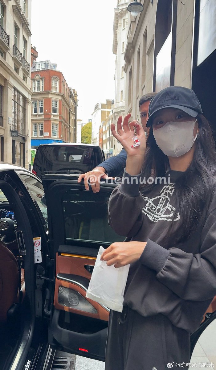 pawangdalgom's tweet photo. Jisoo in London 🩶🥹 MY SHAYLAAAAAA I MISS YOU SO MUCH JISOO 😭❤️ https://t.co/VPE15Ti1IB