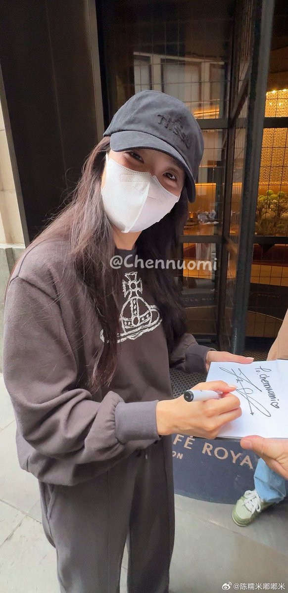 pawangdalgom's tweet photo. Jisoo in London 🩶🥹 MY SHAYLAAAAAA I MISS YOU SO MUCH JISOO 😭❤️ https://t.co/VPE15Ti1IB