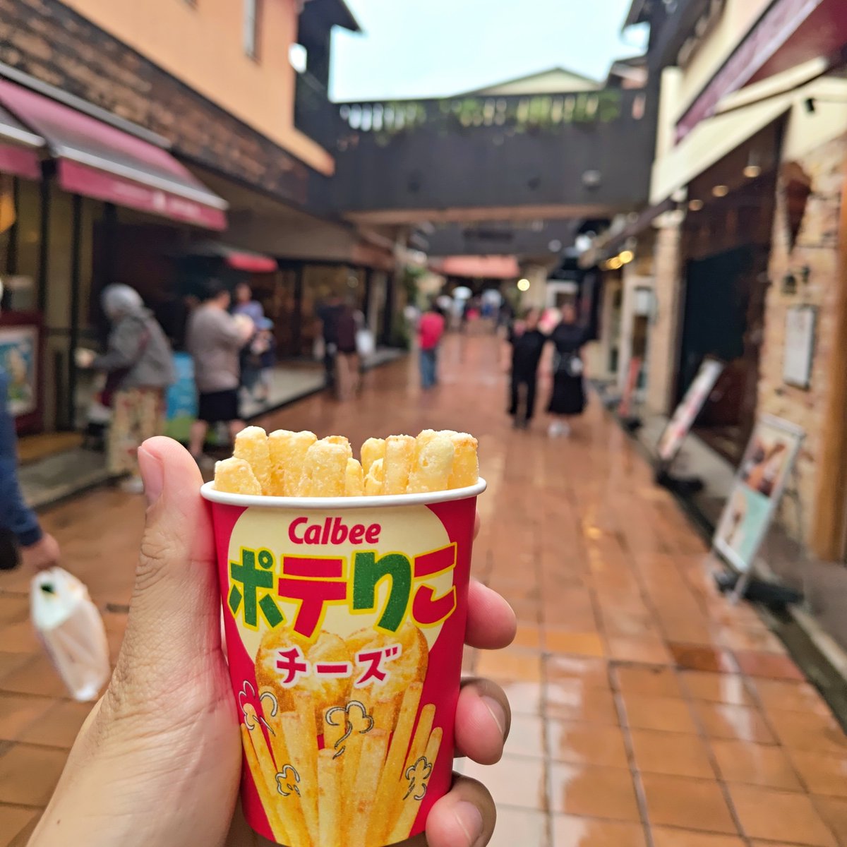 comedyperformer's tweet photo. 加古川大道芸2026！
あいにくの雨でしたが、すごくすごい楽しいイベントでした！笑
見てくださった皆様、ありがとうございますm(_ _)m

さて、帰りは飛行機までの時間、三ノ宮をプチ観光…
想像以上に広くて回りきれんw
ドンキ2店舗回れたからええか←

→行くたび関西にハマっていくので必ずまた！笑 https://t.co/5qNcs2gP4C