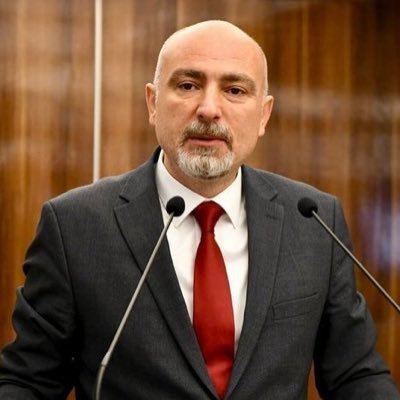puleragema's tweet photo. #İBBDavası'nda 2.Celse 24.gün

Hopa Belediye Başkanı
#UtkuCihan beyanda bulundu. 

Utku Cihan, İstanbul Büyükşehir Belediyesi Ulaşım Daire Başkanlığı yapmıştı. 

"Sayın Başkan, Sayın Heyet,
Ben Artvin’in Hopa ilçesinde doğdum.

Orman mühendisi, memur bir babanın ve eviyle, bağıyla, bahçesiyle, çay toplayarak bizleri büyüten bir annenin evladıyım.

2005 yılında Dokuz Eylül Üniversitesi, Mimarlık Fakültesi, Şehir ve Bölge Planlama Bölümü’nden mezun oldum.

Ardından Bahçeşehir Üniversitesi, Kentsel Sistemler ve Ulaştırma Yönetimi bölümünde yüksek lisansımı tamamladım.

Yakın zamanda da Mimar Sinan Güzel Sanatlar Üniversitesi’nde, Şehircilik Anabilim Dalında, Sürdürülebilir Ulaşım konusunda doktoramı tamamladım.

Akademik hayatımın yanı sıra;
Asıl belediyeciliği ve mesleki birikimimi belediyelerde sahada öğrendim.

Hâlen 18 yıldır aralıksız olarak belediyecilik yapmaya devam ediyorum.

2008 yılında İzmir Büyükşehir Belediyesi’nde genç bir şehir plancısı olarak çalışmaya başladım.

Kapı arkasında fotokopi de çektim, otobüs durağı da planladım, ulaşımın her alanında çalışmalar yürüttüm.

Yani belediyeciliği bir makamdan değil, sahadan, sokaktan, insanların hayatına dokunan hizmetlerden öğrendim.

2011 yılında İzmir Büyükşehir Belediyesi’nde Toplu Ulaşım Hizmetleri Müdürlüğü görevinde bulundum.

O yıllarda İzmir Büyükşehir Belediyesi’nde FETÖ terör örgütünün kumpaslarıyla karşılaştık.

Yargı ve yönetim kademelerine sızan FETÖ’cülerin iftiralarıyla 129 belediye çalışanı ile birlikte yargılandım.

Belediyeciliği kamu yararı olarak gördüğümüz için “Veremeyeceğimiz hesap yok.” demiştik.

O kumpas davasından hepimiz pırıl pırıl, alnımız ak şekilde beraat ettik.

O gün de hukuka güvendim.
Bugün de hukuka güveniyorum.

Sonrasında birlikte çalışmaktan daima onur ve gurur duyduğum, belediyecilik anlamında halkı ön plana koyan, daima kadınlar, gençler ve çocuklar için çalıştığına yakından şahit olduğum Ekrem İmamoğlu’nun başkanlığı döneminde İstanbul Büyükşehir Belediyesi’ne tayin oldum.

2020 yılında İstanbul Büyükşehir Belediyesi Ulaşım Daire Başkanlığı görevime başladım.

22 Kasım 2023’e kadar görevimi layıkıyla ve onurumla yerine getirdim.

Belki de İBB tarihinin en uzun süre görev yapan Ulaşım Daire Başkanı oldum.

İstanbul ve ulaşımı biliyorsunuz…
Bitmeyen bir çileyi, bitmeyen bir kaosu yönetmek gerçekten çok zordur.

Ama Buna rağmen,
Bugün bu duruşmaya gelirken kullandığımız Silivri–Selimpaşa Kavşağı’ndan Maltepe Alt Geçidi’nin yapımına kadar;
Beşiktaş, Mecidiyeköy ve Beyazıt başta olmak üzere birçok meydanın yenilenmesine;
Tarihi Yarımada’daki Ordu Caddesi’nin yayalaştırılmasından Deniz Taksi hizmetinin hayata geçirilmesine,

Yeni metro ve deniz hatlarının hizmete açılmasından Adalar’daki ulaşım sisteminin yenilenmesine kadar,

İstanbul’un birçok noktasında sayılamayacak kadar fazla alanda emek verdim.

Ve o kadar donanımlı, o kadar mesleğini severek yapan, o kadar liyakatli kadrolarla çalıştık ki…

Özellikle bugün birçoğu da ne yazık ki tutuklu bulunan değerli meslektaşlarımın özverisine, her biri birbirinden kıymetli bürokratların çalışkanlıklarına yakından şahit oldum.

Belediyecilik bir kişinin işi değildir. Her kararın arkasında bir meslek bilgisi, bir emek, bir sorumluluk ve bir kamu hizmeti anlayışı vardır.

Ben de yıllarca, görevimi bana verilen yetki ve sorumluluk sınırları içerisinde yapmaya çalıştım.

İstanbul gibi milyonlarca insanın hayatına doğrudan dokunan bir kentte ulaşımı yönetmek, benim için bir görev unvanı olmadı hiçbir zaman.

Her gün milyonlarca insanın hayatını etkileyen kararların sorumluluğunu taşıdım.
Ve sonra…

İBB’deki görevimden, doğduğum kente, yani Hopa’ya, memleketime hizmet etmek için istifa ettim.

Hopa’da belediye başkan adayı oldum.

Hopa halkının takdiriyle seçildim ve şu anda doğduğum topraklara hizmet etmenin onurunu ve mutluluğunu yaşıyorum.

İstanbul’da milyonlara hizmet etmek de doğduğum kent Hopa’nın bir sokağındaki insanın sorununu çözmek de aynı kamu hizmetinin bir parçasıdır.
...