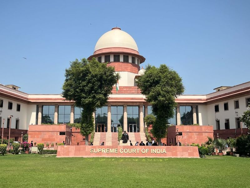 DDNewslive's tweet photo. #NewsFlash | Supreme Court has directed the Election Commission of India (ECI) to adjudicate and decide the party symbol dispute between the two factions of the All India Trinamool Congress (AITC) within three months after the rival faction files its response.
The direction came while hearing a plea filed by former West Bengal Chief Minister and AITC leader Mamata Banerjee challenging the ECI’s order freezing the party’s symbol for the upcoming by-elections. The Commission had frozen the symbol as an interim measure pending its final decision on the dispute.
#SupremeCourt #ElectionCommissionOfIndia #TrinamoolCongress