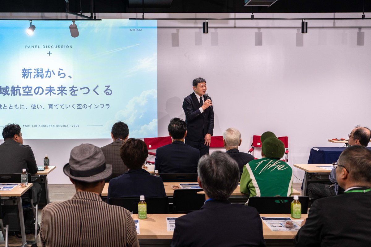 tokiair_pr's tweet photo. 9月26日、「ビジネスセミナー in 新潟」を開催しました✈️

当日は、トキエアの取り組みや今後の展望をご紹介するとともに、代表取締役 長谷川、取締役 堀江、執行役員 西村が登壇し、パネルディスカッションを行いました。

パネルディスカッションでは、実際の航空機整備でも行われる「セーフティワイヤー」の作業に堀江が挑戦🔧✨

細いワイヤーを正確に扱う作業を通じて、安全運航を支える整備士の仕事の繊細さや難しさを体験していただきました。

ご参加いただいた皆さま、誠にありがとうございました！

トキエアはこれからも、地域の皆さまとの交流を深めながら、空の魅力や航空業界の仕事を、より身近に感じていただける機会をお届けしてまいります✈️
@takapon_jp 
#トキエア #TOKIAIR #ビジネスセミナー #新潟 #地域航空 #航空整備