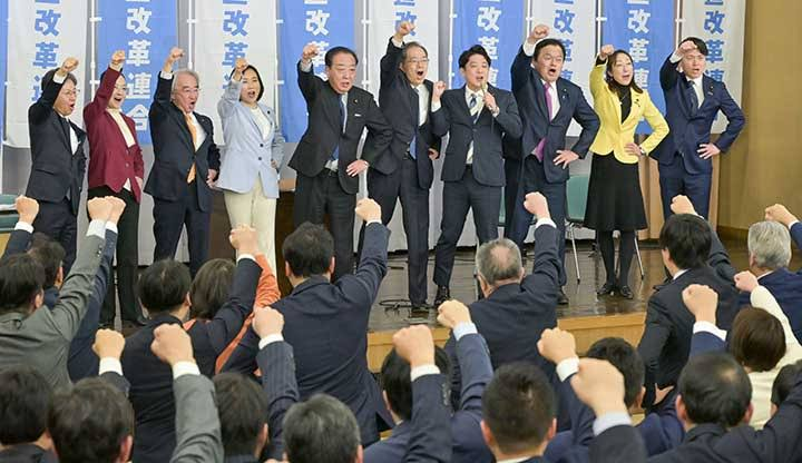 7Znv478Zu8TnSWj's tweet photo. 「誰1人取り残さない社会。『今だけカネだけ自分だけ』を許さない」という中革連が、
渡辺氏を受け子としてを一人取り残し、
活動実態のない抜け殻政党を使って10月11月起算分11.7億円＋2027年1月起算分17億円を受け取るｗ

大切なことなのでもう一度言います。

「誰1人取り残さない社会。『今だけカネだけ自分だけ』を許さない」