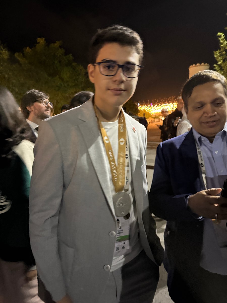 chesscom_tr's tweet photo. Gümüş madalyasıyla Yağız Kaan Erdoğmuş! 🥈🔥 https://t.co/ma4tzXFwQj
