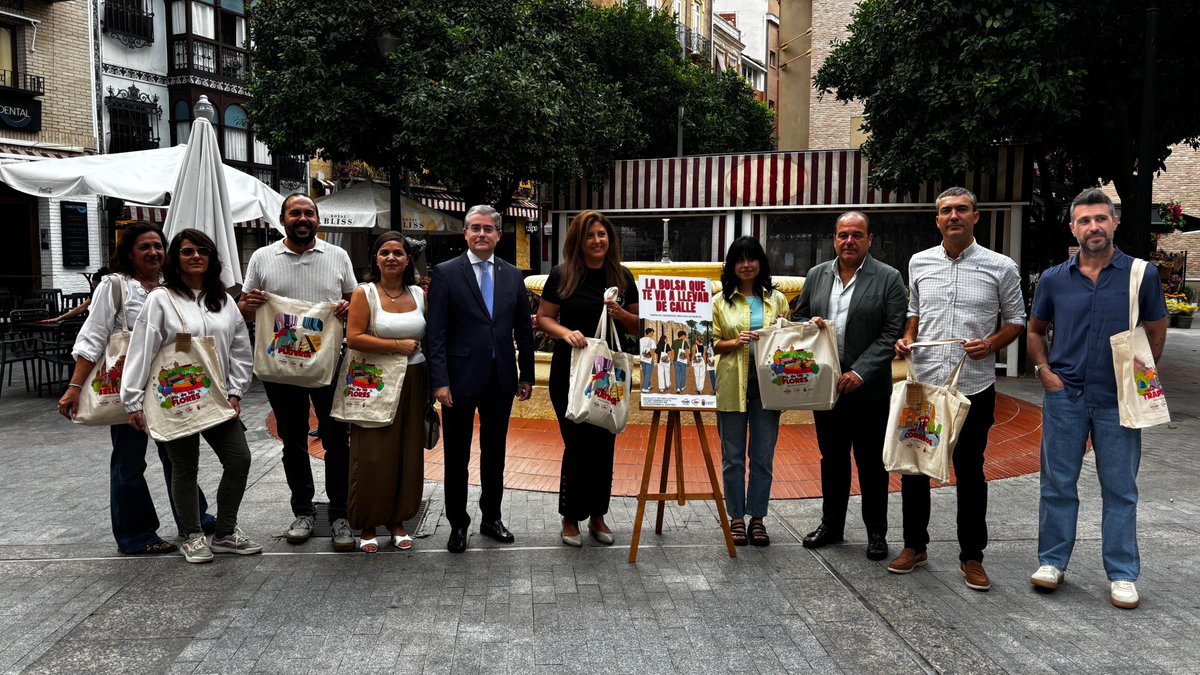 AytoMurcia's tweet photo. 🛍️Las compras en los comercios del centro serán premiadas con diseños exclusivos de Eloy González.

La campaña del Ayuntamiento y Nuevo Corazón de Murcia lanza totebags con ilustraciones de lugares emblemáticos como la Plaza de Belluga y Trapería.

https://t.co/ixqbgsg0pE https://t.co/tqHlEHfQad