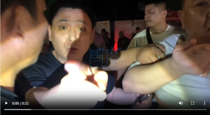 xavixavi592705's tweet photo. シアヌークビルでバイクの中国人が男性と衝突し男性が重傷
中国人が仲間の中国人達を呼び出して、記者らを襲撃し携帯を破壊
https://t.co/KnaypwiGue https://t.co/kk2F0ShvG3