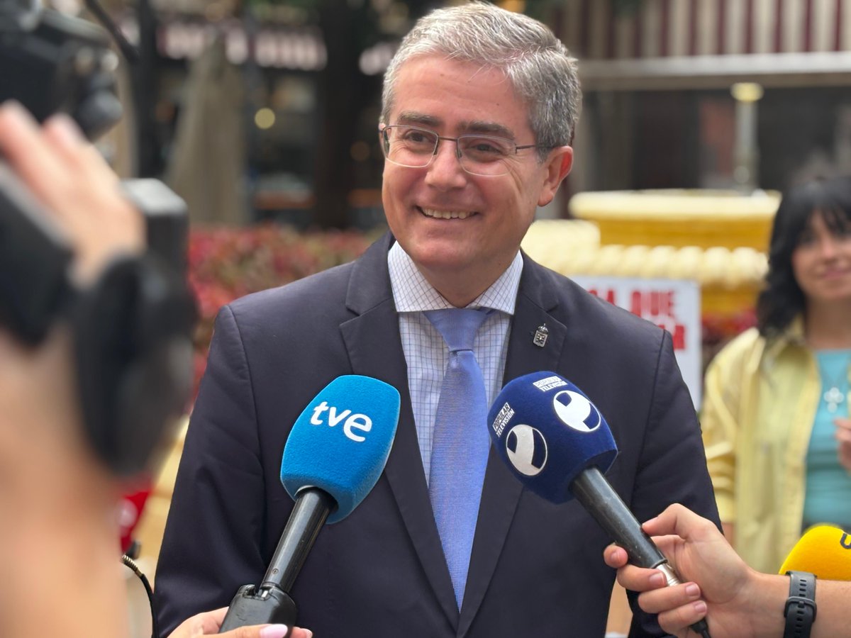 AytoMurcia's tweet photo. 🛍️Las compras en los comercios del centro serán premiadas con diseños exclusivos de Eloy González.

La campaña del Ayuntamiento y Nuevo Corazón de Murcia lanza totebags con ilustraciones de lugares emblemáticos como la Plaza de Belluga y Trapería.

https://t.co/ixqbgsg0pE https://t.co/tqHlEHfQad