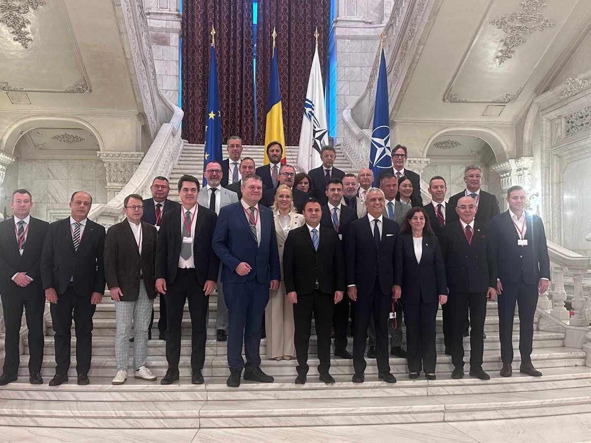 KarakayaMevlut's tweet photo. #NATOPA #Romanya #Bükreş
#NATOParlamenterAsamblesi

NATO Parlamenter Asamblesi, Savunma ve Güvelik Komisyonu ile Ekonomi ve Güvenlik Komisyonu Toplantıları için Türk Delegasyonu olarak Bükreş’teyiz. 🇹🇷

Güneydoğu Kanadı’nın güçlendirilmesi, savunma sanayii, müttefik dayanışması ve bölgesel güvenlik, Karadeniz’de barış ve istikrarın korunması, müttefik dayanışmasının güçlendirilmesi ve NATO’nun caydırıcılık kapasitesinin tahkimi için parlamenter diplomasinin imkânlarını değerlendiriyoruz.

#NATOPA #Türkiye #Romania #Bucharest