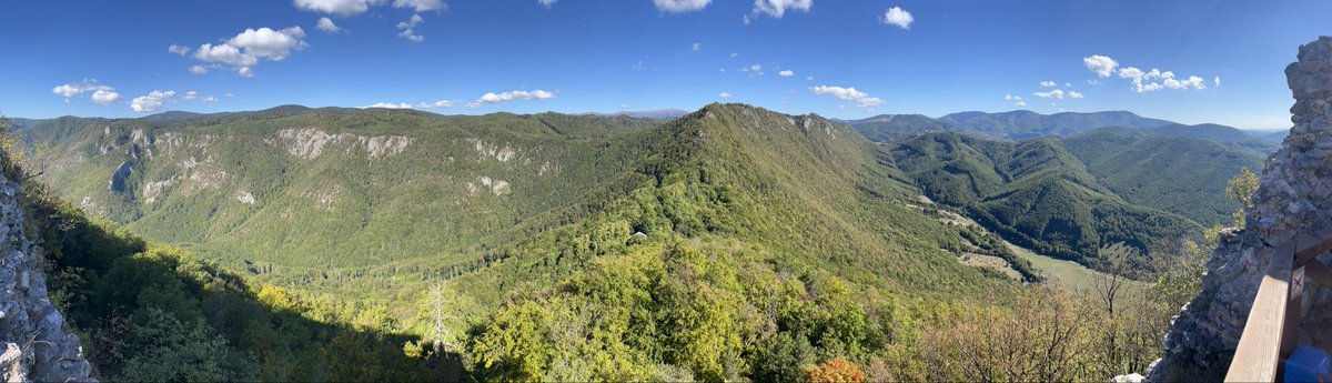 webekacko's tweet photo. Panoráma z opačného konca #MuránskyHrad aj s Kráľovou hoľou. https://t.co/0JHjtE5kKd