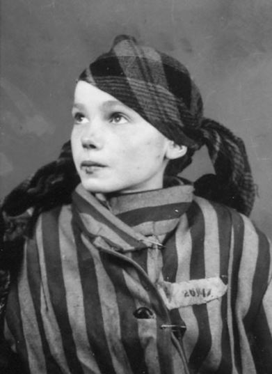 Rafael_Narbona's tweet photo. LO IMPERDONABLE

La noche del 20 al 21 de abril de 1945 es una de esas fechas que revelan los límites del perdón o, si se prefiere, la existencia de crímenes imperdonables. Durante esa noche, veinte niños judíos con edades comprendidas entre los cinco y los doce años fueron ahorcados en el sótano de la escuela de Bullenhuser Damm, en Hamburgo. Los verdugos fueron dos suboficiales de las SS, Johann Frahm y Ewald Jauch, que cumplían órdenes de Max Pauly, comandante del campo de concentración de Neuengamme. Antes de la infame ejecución, el médico Alfred Trzebinski aturdió a los niños con morfina. Los niños habían sido utilizados por el médico de las SS Kurt Heissmeyer para realizar experimentos. Heissmeyer sostenía que los bacilos de las tuberculosis podían actuar como vacuna una vez inyectados y que cada “raza humana” respondía de forma diferente a este método. Los niños sometidos al experimento enfermaron apenas les inyectaron los bacilos y su estado se agravó cuando Heissmeyer les extirpó los ganglios linfáticos de las axilas. Diez procedían de Auschwitz y habían sido seleccionados por Josef Mengele, quien les aseguró que se los trasladaba para “reunirse con sus mamás”. Cuando la caída del frente occidental se volvió inminente, se consideró que la forma más eficaz de ocultar los horribles experimentos médicos era matar a los niños. La matanza se perpetró bajo la supervisión de Arnold Strippel, oficial de las SS. Johann Frahm fue el principal ejecutor material. Colgó a los niños de ganchos, “como si fueran cuadros”, y a los adultos de tuberías. Como algunos menores pesaban muy poco y no se asfixiaban, Frahm se abrazó a los cuerpos y utilizó su propio peso para romperles el cuello. Los SS Wilhelm Dreimann y Adolf Speck, que también participaron en los asesinatos, imitaron su forma de proceder.

El comandante Max Pauly y los SS que ejecutaron la matanza fueron ahorcados después de la guerra por orden de un tribunal británico, pero Heissmeyer y Strippel lograron escapar. La fuga de Strippel duró poco. Detenido y juzgado, pasó veinte años en prisión, pero en 1969 quedó en libertad y no murió hasta 1994. Aunque fue juzgado de nuevo, no volvió a ingresar en la cárcel. Heissmeyer tuvo más suerte. Formó una familia y llegó a ser director de la clínica Westen de Magdeburgo, pero una investigación de la revista Stern sacó a la luz sus crímenes y fue arrestado en 1963. Durante los interrogatorios, afirmó que se mantenía fiel a la ideología nacionalsocialista y que no advertía diferencias entre un judío y un conejillo de Indias. Solo pasó cuatro años en prisión, pues en 1967 murió en su celda de un infarto.

La crueldad de la matanza de la escuela de Bullenhuser Damm y la falta de arrepentimiento de sus autores plantea un dilema moral: ¿hay crímenes imperdonables? El Tribunal de Núremberg creó el concepto de crímenes imprescriptibles para los crímenes de guerra y los crímenes de lesa humanidad y, años después, Naciones Unidas avaló esa nueva figura jurídica. Los crímenes de este tipo son tan graves que no pueden beneficiares de ninguna clase de prescripción y, en algunos casos, se castigan con prisión permanente revisable. El principio de justicia y reparación prevalece sobre el principio de rehabilitación. En su ensayo El perdón(1967), Vladimir Jankélévitch describe la acción de perdonar como un “milagro ético”. Es un gesto hiperbólico y asimétrico, un don puro y gratuito. No se basa en la proporcionalidad, sino en la determinación de romper la cadena lógica de la culpa y el castigo. El perdón no es posible sin arrepentimiento. Si el que ha causado un sufrimiento injusto no lo lamenta, se clausura la oportunidad de ejercer la indulgencia. El perdón solo pueden concederlo las víctimas y no conlleva olvidar ni renunciar a la justicia. El perdón es un hecho moral, no un evento legal.

En 1971, Jankélévitch profundizó en la idea del perdón en Lo imperdonable. Judío y miembro de la Resistencia francesa, Jankélévitch afirma que un crimen como la Shoah es imperdonable, pues ni los jueces, ni los supervivientes, ni las generaciones posteriores, pueden hablar en nombre de los muertos. La Shoah no fue un crimen común o una matanza asociada a una conflagración bélica, sino una “obra maestra del odio” que pretendió alterar el concepto mismo de humanidad. Su objetivo era deshumanizar a determinados grupos para justificar su aniquilación. No constituyó una represalia, sino un ataque gratuito contra determinadas personas por el simple hecho de existir. Se trata de un crimen “metafísico”, “infinito”, que exige una reparación infinita, algo que el ser humano no puede realizar. Además, los arquitectos y ejecutores de la Shoah jamás se arrepintieron. Poco antes de ser secuestrado por el Mossad en Argentina, Eichmann concedió una entrevista y aseguró que sus huesos se estremecerían de alegría en la tumba al recordar su responsabilidad en el asesinato de seis millones de enemigos del Reich. Ante esta actitud, el perdón solo sería claudicación moral y un agravio a la memoria de las víctimas. Absolver moralmente a sus verdugos, significaría condenarlas a una segunda muerte. No sería un acto de generosidad, sino una prolongación del crimen original.

El teólogo católico Johann Baptist Metz secunda los argumentos de Jankélévitch. Nadie -ni la Iglesia, ni el Estado, ni los teólogos- posee la legitimidad moral de otorgar el perdón en nombre de las víctimas de la Shoah. Metz critica duramente lo que llama una “teología de la reconciliación barata”, que ignora el clamor imperecedero de los inocentes para restablecer la paz social y espiritual. Esa clase de reconciliación solo es amnesia histórica y atenta contra la verdad y la moralidad. Metz rechaza la apocatástasis, la doctrina según la cual al final de los tiempos todas las criaturas, incluidos los pecadores, los condenados y el propio demonio, se reconciliarán con Dios y alcanzarán la salvación eterna. La redención de criminales nazis que jamás se arrepintieron constituiría una perversidad. Solo serviría para disolver o neutralizar el sufrimiento real de los judíos masacrados. Dios es misericordia, sí, pero también justicia y, para que un verdugo y la sociedad que le respaldó puedan aspirar a la redención, han de pasar primero por un doloroso proceso de memoria, asunción de la culpa, reparación y escucha atenta de las víctimas. El perdón no puede ser un borrón y cuenta nueva. Solo puede acontecer como una transformación radical nacida de la confrontación directa con el horror perpetrado. Situar la redención del verdugo por encima del derecho a la justicia de la víctima es una aberración teológica. Después de Auschwitz, la prioridad moral absoluta es honrar a los que sufrieron y no salvar a los que causaron su desdicha.

El teólogo protestante Jürgen Moltmann desarrolla una perspectiva diferente. Si bien se opuso a la pena capital, Moltmann apoyó los juicios de Núremberg y exigió a la sociedad alemana que asumiera su responsabilidad colectiva en los crímenes del nazismo. Sin embargo, sí cree en la posibilidad de la redención de los verdugos. Dios acompañó a las víctimas en Auschwitz y sufrió con ellas, pero su juicio no está orientado a la retribución o la venganza, sino a la sanación. La resurrección rescatará a las víctimas del olvido, la injusticia y el dolor, pero también abrirá sus puertas a los matarifes. No de forma inmediata, sino tras purificar y transformar sus almas, que con la ayuda de Dios admitirán la magnitud del mal causado y experimentarán un arrepentimiento sincero.

Las especulaciones teológicas solo son hipótesis inverificables. No sabemos si las víctimas serán consoladas y sanadas, y los opresores confrontados con la verdad de sus crímenes para ser transformados por el juicio purificador de Dios. Sin embargo, la idea del perdón parece incompatible con el sufrimiento de los niños ahorcados en el sótano de la escuela de Bullenhuser Damm. Pienso que Hannah Arendt no se equivoca al describir el nazismo como mal radical. No en el sentido kantiano, según el cual el ser humano tiende a ser egoísta y anteponer el placer al deber, sino en un sentido nuevo que conspira contra el concepto mismo de humanidad. La Shoah nació de la pretensión de excluir de la familia humana a diversos grupos. Su meta era alumbrar una nueva noción de humanidad, que descartaba lo más valioso de nuestra naturaleza: la libertad, la espontaneidad, la ternura y la diversidad. Dado que el nazismo se negaba a compartir la Tierra con el pueblo judío y con los pueblos de gran número de naciones, no sería lógico compartir la Tierra con los creadores de una ideología exterminadora. Hannah Arendt aprobó la ejecución de Eichmann. Ha pasado mucho tiempo desde entonces y la pena capital hoy nos resulta inaceptable, pero el concepto de lo imperdonable conserva su vigencia. Nadie puede hablar en nombre de los niños ahorcados. Solo ellos podrían perdonar a sus verdugos. Yo, personalmente, ni puedo ni deseo hacer nada semejante. Como escribió Jankélévitch, “el perdón murió en los campos de la muerte” y no puede aplicarse a los que “privaron para siempre a otros de toda palabra”. Verdaderamente, hay crímenes imperdonables.

RAFAEL NARBONA

https://t.co/oGQoBRPirm