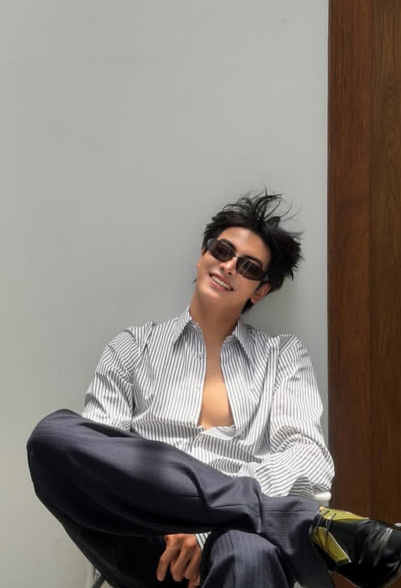 sunflwforjd_'s tweet photo. Ik they both have similar blue shirt like this but i choose to believe that dunk stayed at joong's place last night so— “JOONGDUNK PEN FAEN GUN” https://t.co/ZVjSbgGI7K