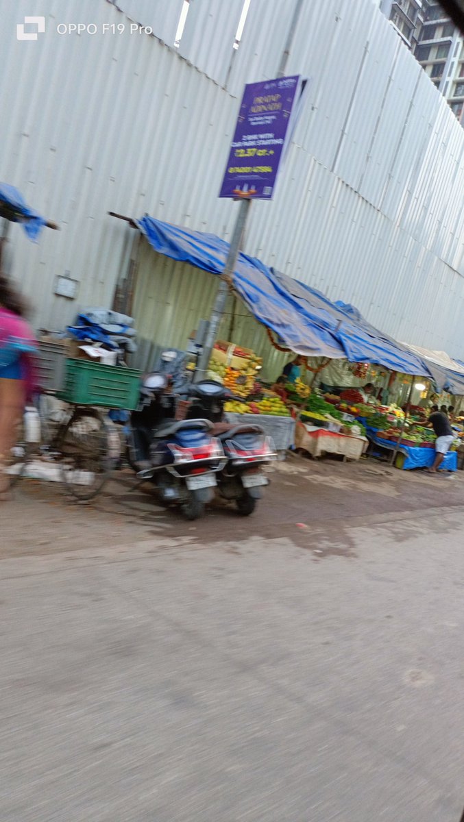 rajivsharma2012's tweet photo. Many illegal hawkers and vegetable vendors are blocking the road at station road in Santacruz W.  Right outside  bus stop  231 and other bus stops. Plus other roads going towards  SV Road.  Footpath  area is blocked. Pl take action.  @mybmcWardHW @AshwiniBhide @ShelarAshish https://t.co/yDIFzgaQzz